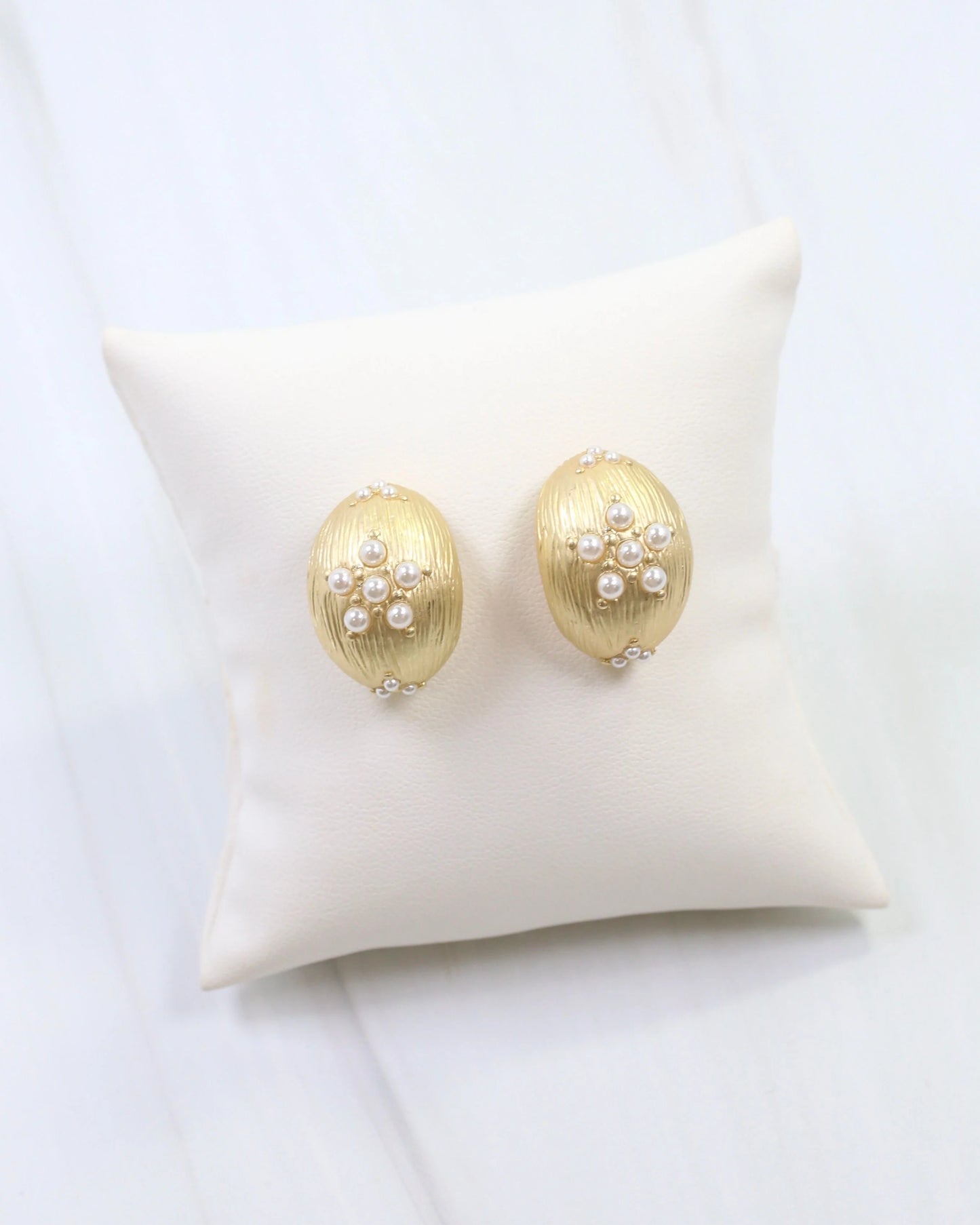 Bailee Pearl Flower Oval Earring Matte Gold